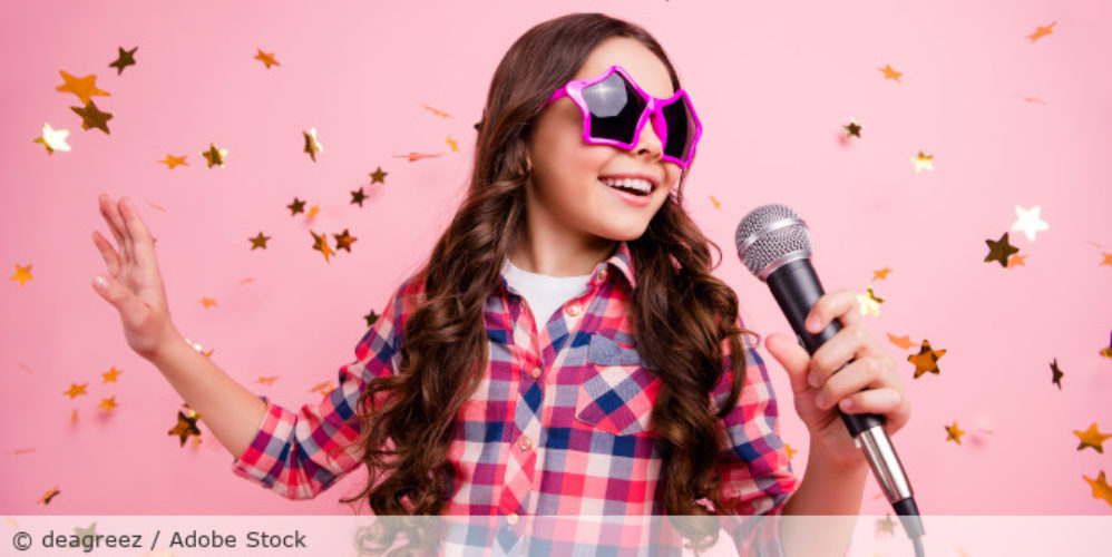 Kind singt.
