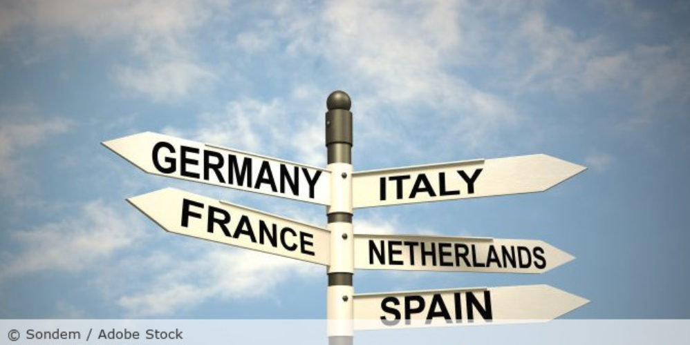 Wegweiser mit den Ländern in Europa.