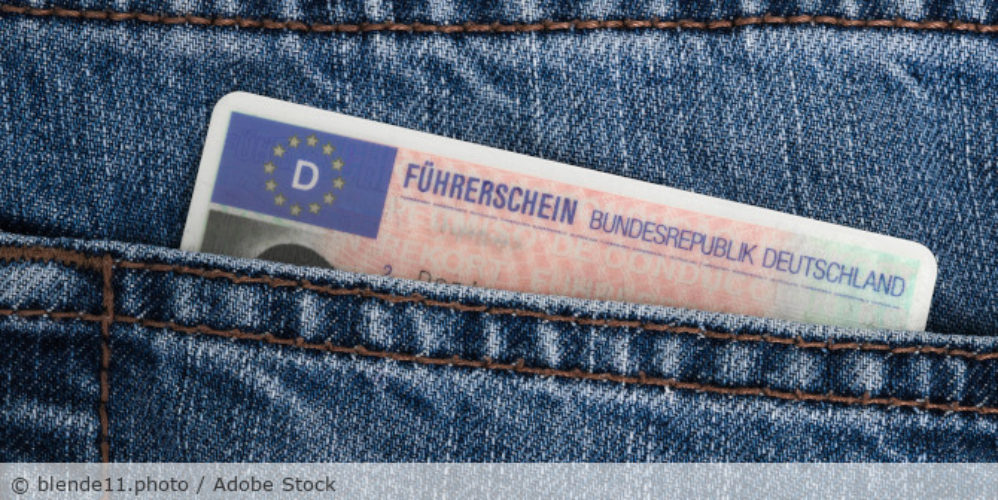 Ein Ausschnitt von einen Führerschein in der Hosentasche.