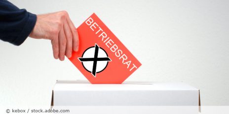 Wahlzettel zum Betriebsrat wird in die Wahlurne geworfen.