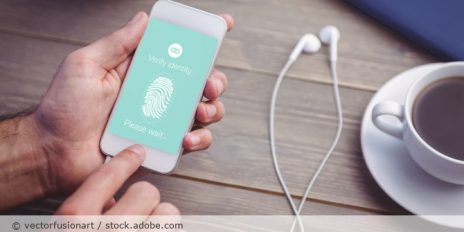 Handy mit einen Fingerabdruck auf den Bildschirm.
