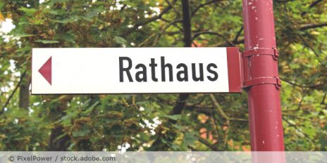 Wegweiser zum Rathaus.