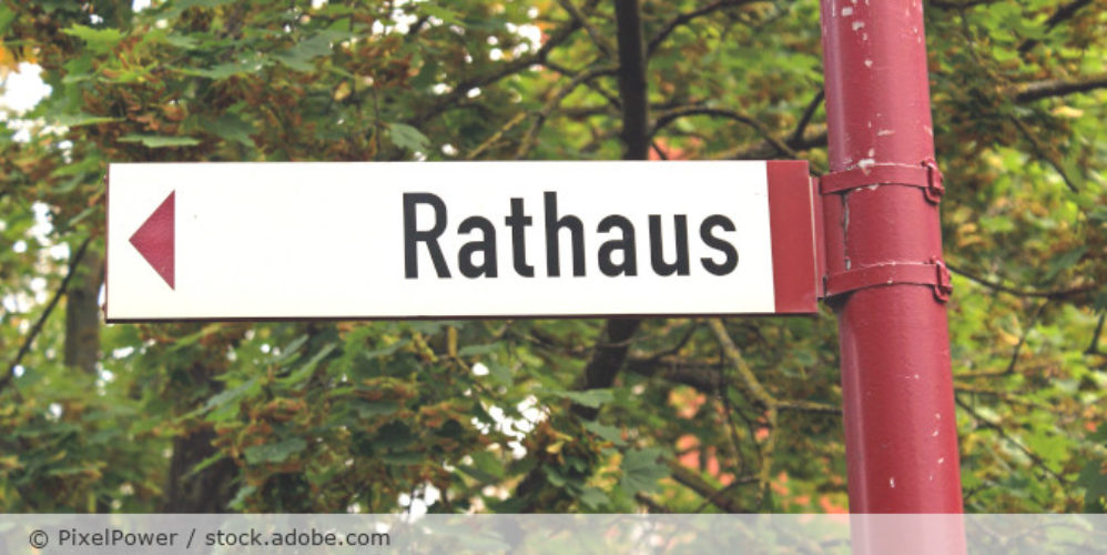 Wegweiser zum Rathaus.