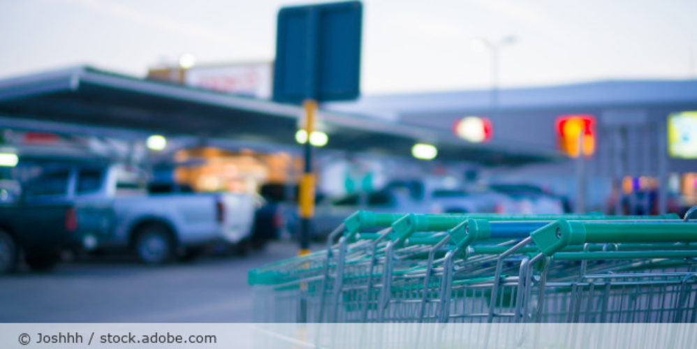 Parkplatz von einen Supermarkt.