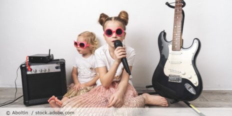 Zwei Kinder die singen.