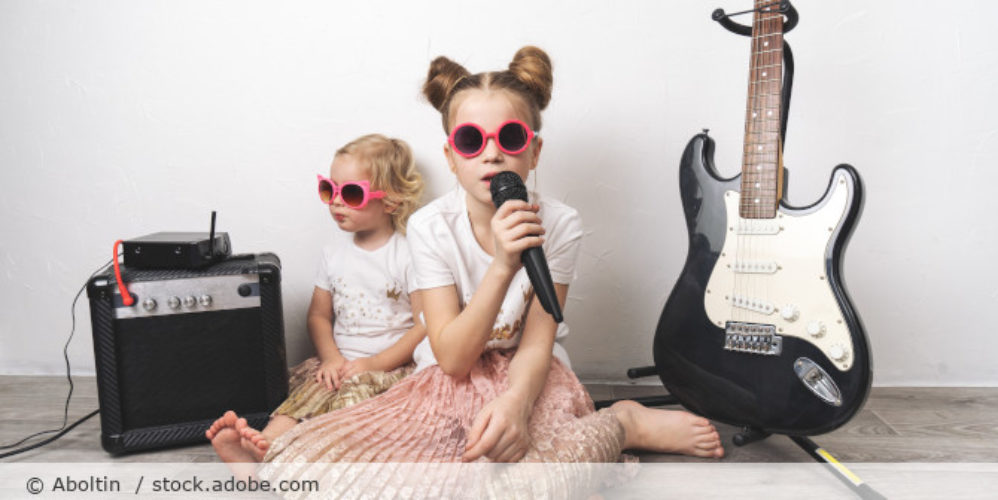 Zwei Kinder die singen.