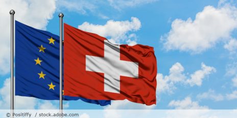 Schweiz und EU Flagge.