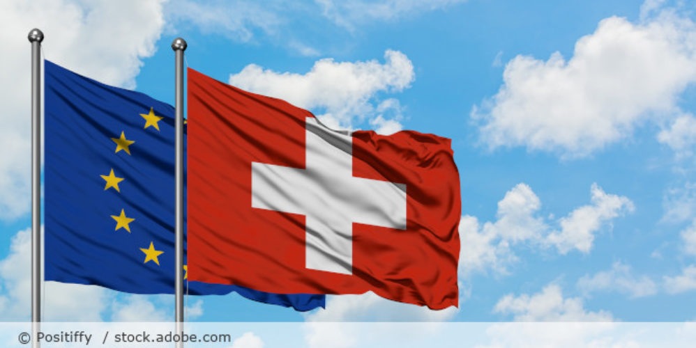 Schweiz und EU Flagge.