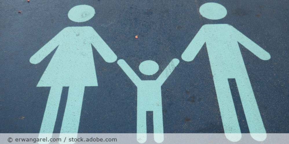 Aufgezeichnete Familie auf der Straße.