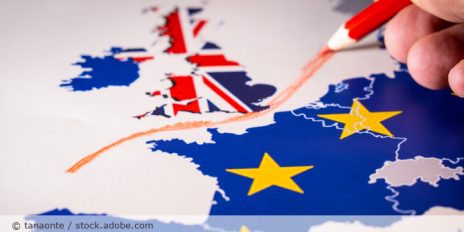 EU und Großbritannien Flagge aufgezeichnet und zwischen ihnen ist ein roter Strich.