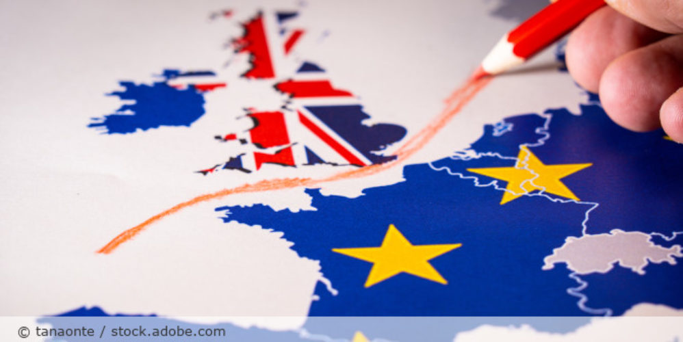 EU und Großbritannien Flagge aufgezeichnet und zwischen ihnen ist ein roter Strich.