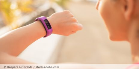 Frau mit Smart-Watch.