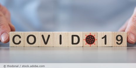 Würfel mit der Aufschrift "COVID19".