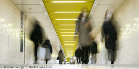 Menschen in einer U-Bahn Station.