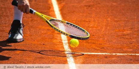 Mann spielt Tennis auf einen Tennisplatz.