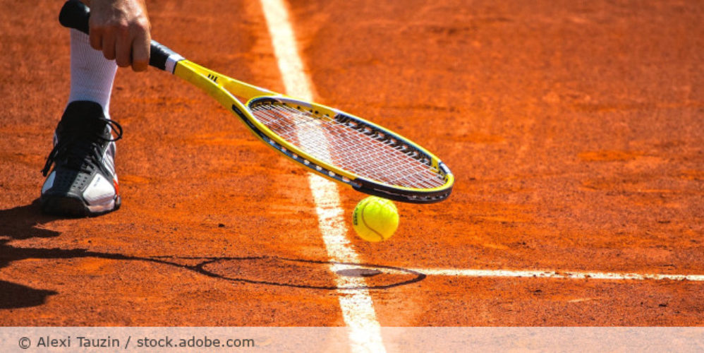 Mann spielt Tennis auf einen Tennisplatz.