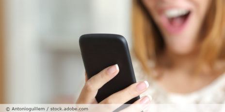 Frau macht ein Videoanruf über ihr Handy.