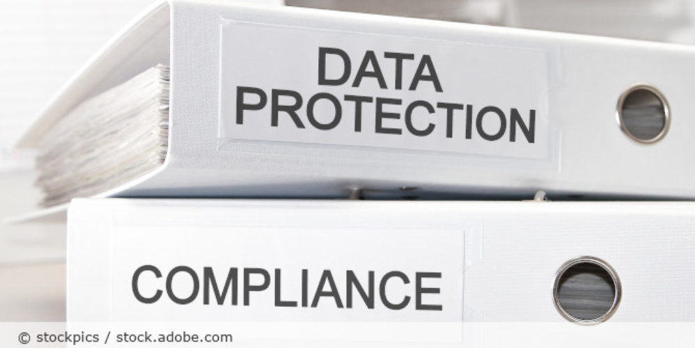 Ordner mit der Aufschrift "Data Protection" und "Compliance".