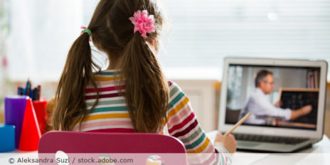 Kind in einer Videokonferenz.