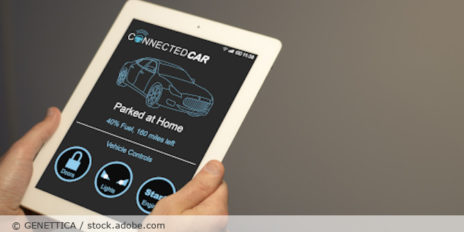 Tablet mit einer App die mit dem Auto verbunden ist.