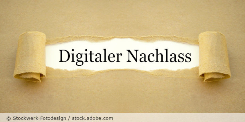 Aufgerissener Briefumschlag mit der Beschriftung "Digitaler Nachlass".