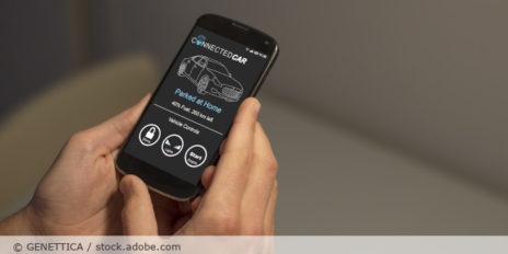 Handy mit einer Verbindung zum Auto.
