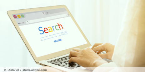 Laptop mit der Google-Suche.