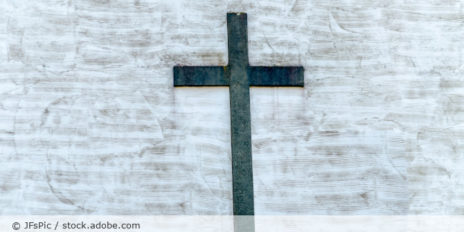 Christliches Kreuz an der Wand.