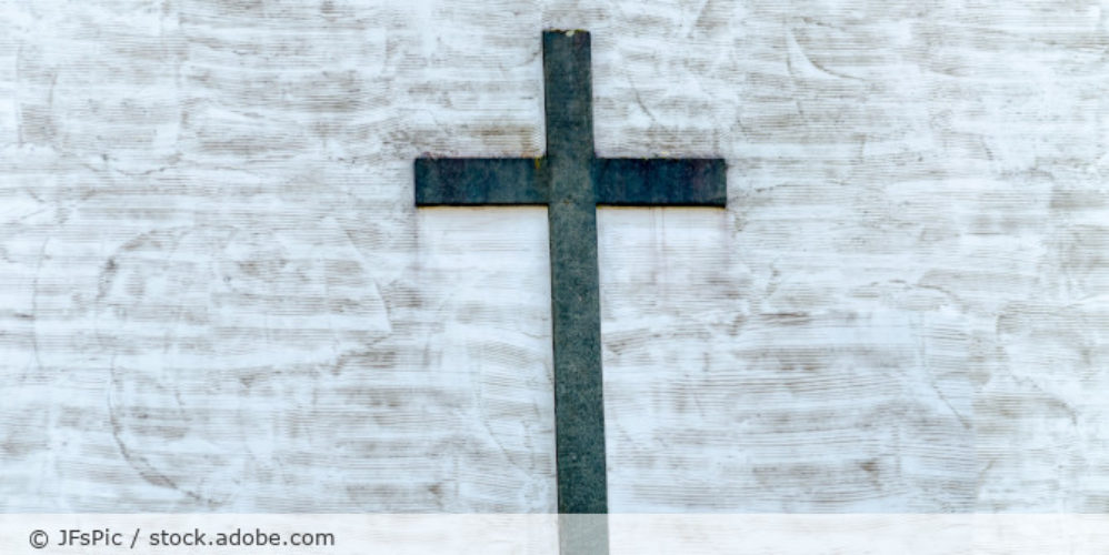 Christliches Kreuz an der Wand.