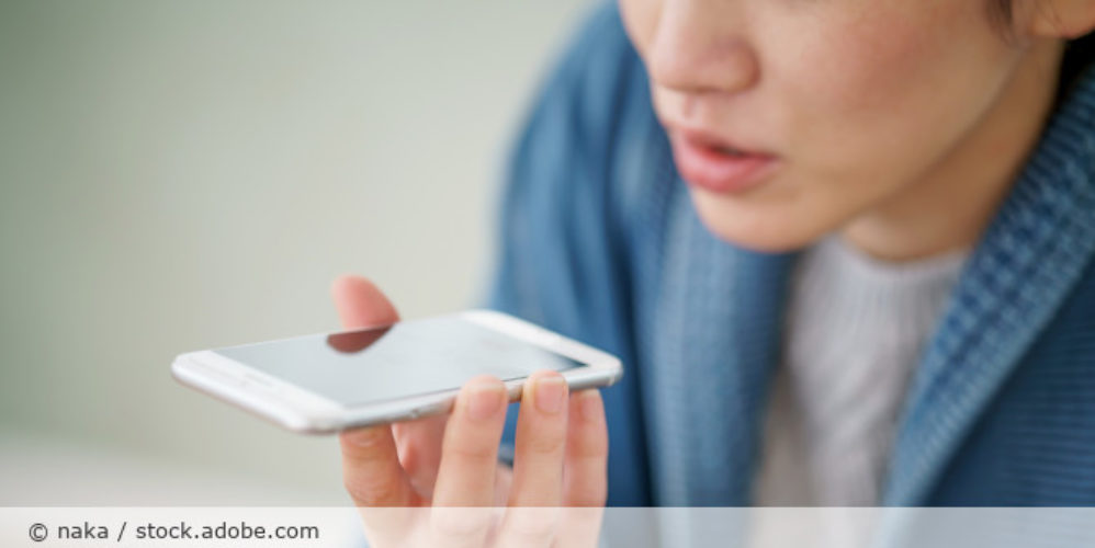 Frau spricht in ihr Handy.