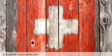 Schweiz_Flagge_Holz_AdobeStock_111185947