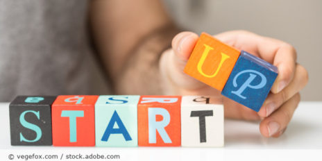 Würfel mit der Aufschrift "START UP".