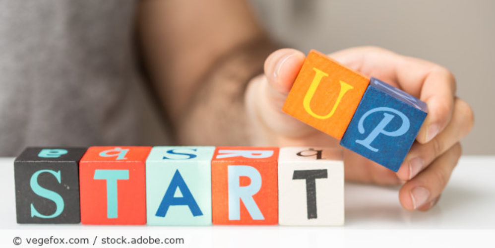 Würfel mit der Aufschrift "START UP".