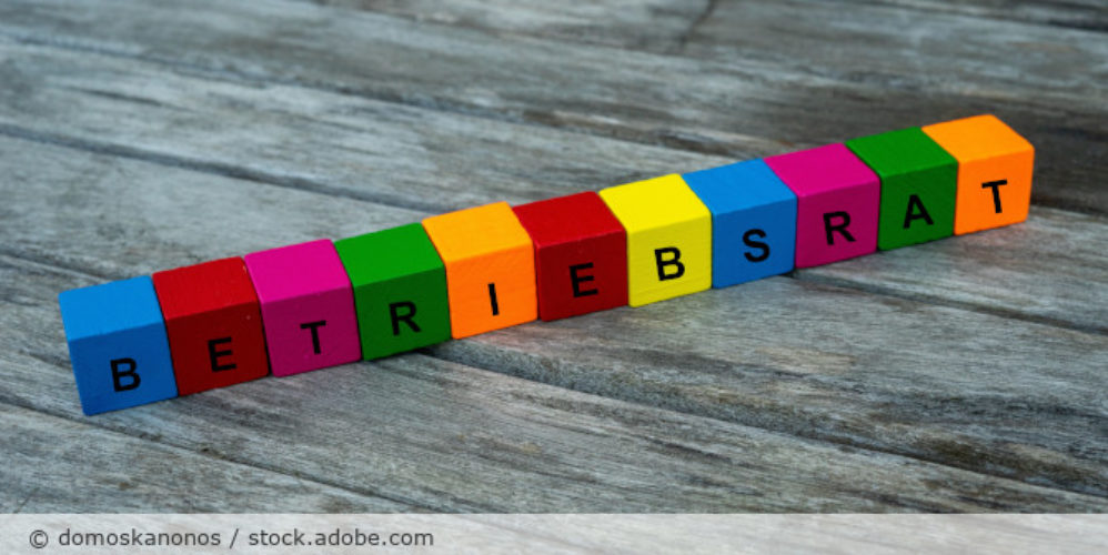 Bunte Würfel mit der Aufschrift "Betriebsrat".