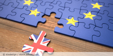 Puzzle mit der EU Flagge und mit der Großbritannien Flagge.