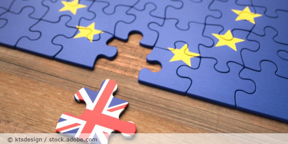 Puzzle mit der EU Flagge und mit der Großbritannien Flagge.