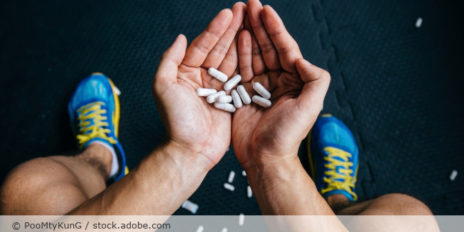 Hände mit Tabletten in der Hand.