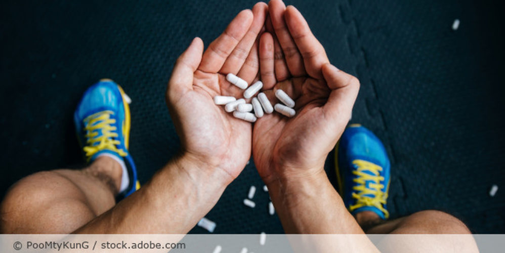 Hände mit Tabletten in der Hand.