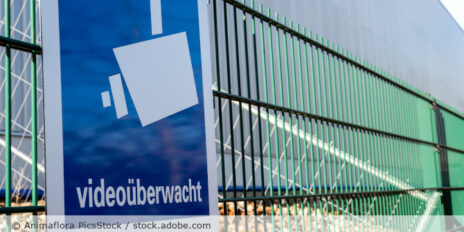 Schild mit Hinweis auf Videoüberwachung.
