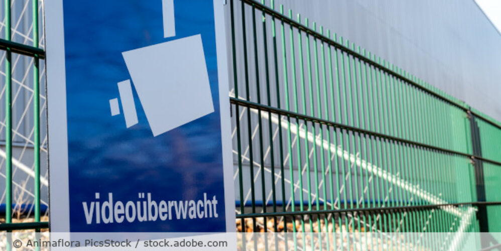 Schild mit Hinweis auf Videoüberwachung.