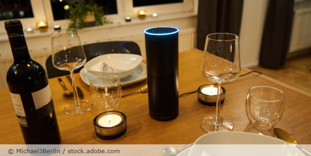 Alexa auf den Esstisch.