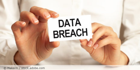 Person hält einen Zettel mit der Aufschrift "DATA BREACH".