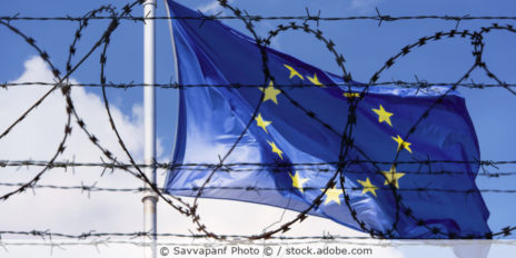 EU_Grenze_Flagge_Stacheldraht_AdobeStock_205271093