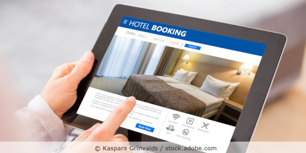 Person bucht Hotel per Tablet.