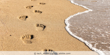 Fußabdrücke am Strand.