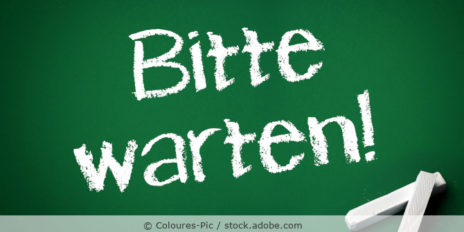 Bitte warten mit Kreide geschrieben