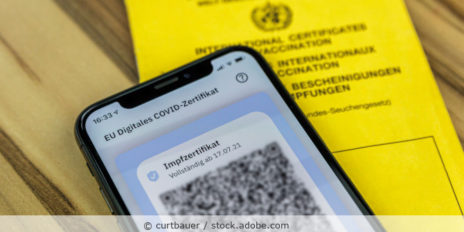 gelber Impfpass und digitales Impfzertifikat Corona