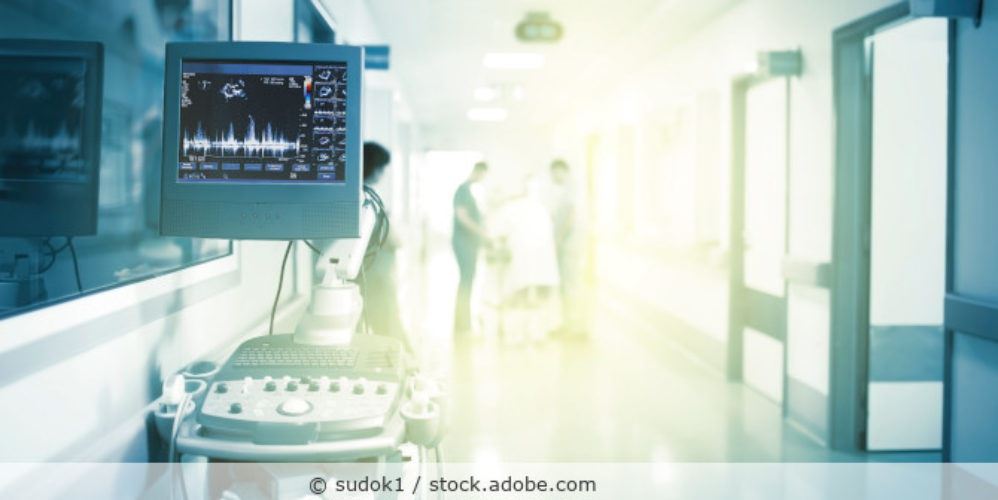 Krankenhausflur mit Ultraschallgerät