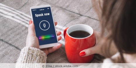 Frau spricht in ihr Handy