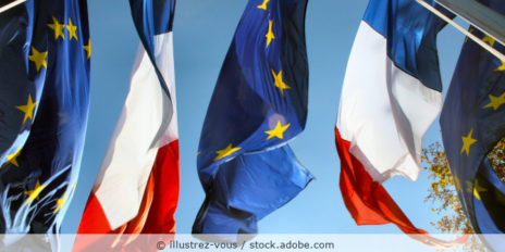 zwei europäische und zwei französische Flaggen wehen im Wind